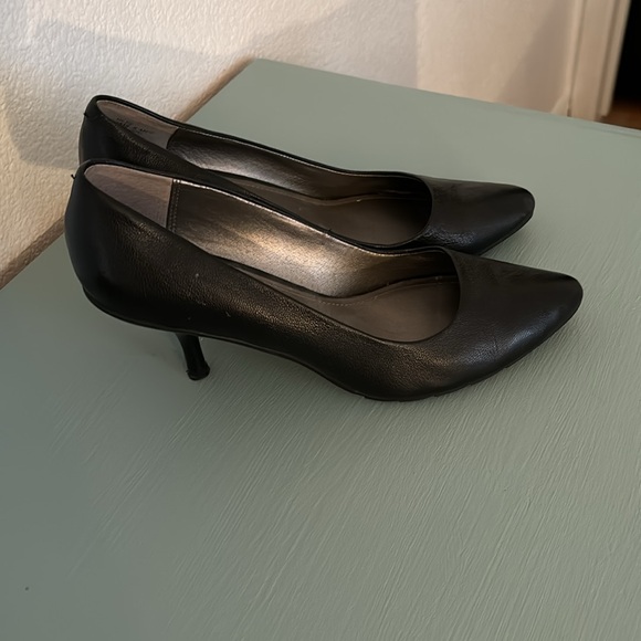 Kenneth Cole reaction pumps Size 8 - Picture 3 of 5